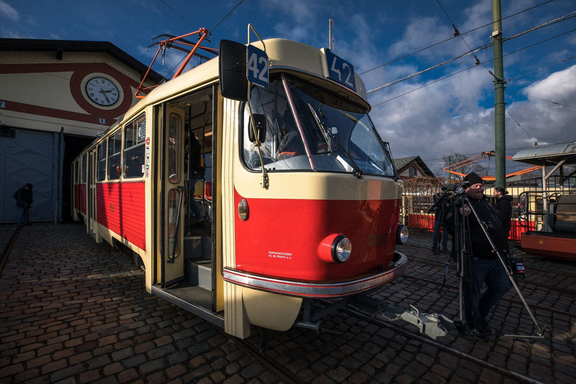 Slavnostní představení první tramvaje K2 (ev. č. 7000) v pravidelném provozu v Praze