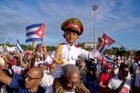 Havana, Kuba: chlapec v uniformě sedí na ramenou svého dědečka během každoročního prvomájového průvodu na Náměstí revoluce.