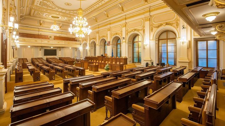 Odcházející poslanci si na rozloučenou odnesou celkem 58 milionů, nejvíc Pekarová