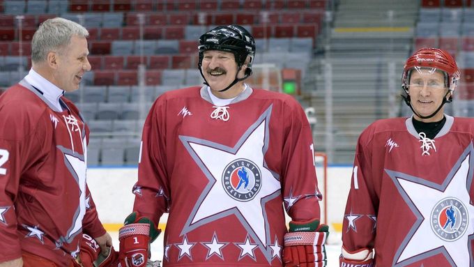 Alexander Lukašenko je velký fanoušek hokeje. Na brusle před časem dokonce vytáhl i Vladimíra Putina. Vlevo na fotce je legendární Vjačeslav Fetisov.