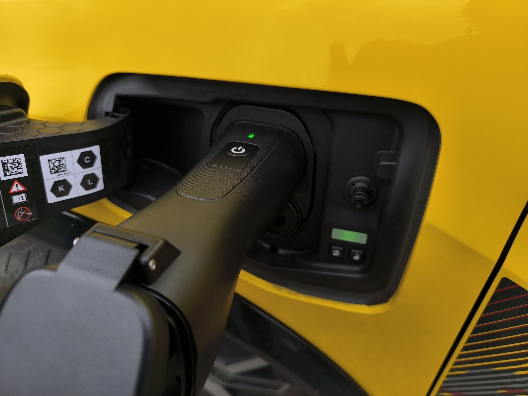 Renault 5 a Škoda Elroq dobíjení auta autem