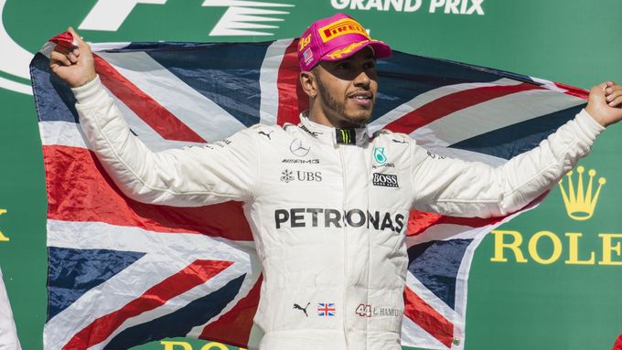 Lewis Hamilton slaví své další vítězství na okruhu v Austinu.