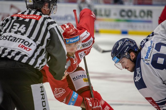 33. kolo hokejové Tipsport extraligy, Vítkovice - Třinec: Vhazování mezi Šimonem Stránským (vpravo) a Tomášem Marcinkem.