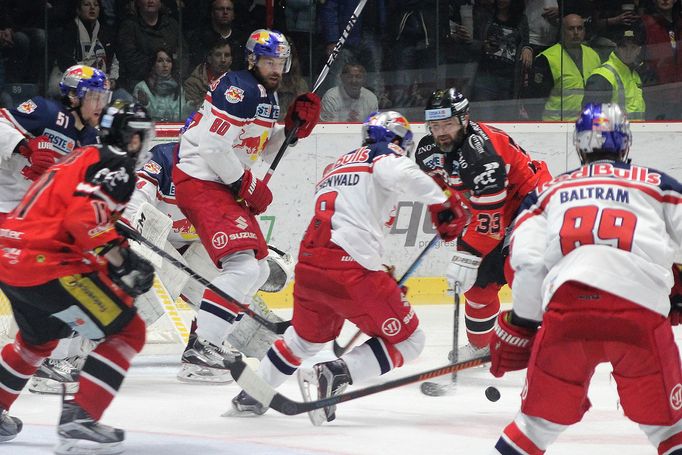 Znojemští hokejisté nedokázali využít podpory vyprodané arény a prohráli doma se Salcburkem 2:6.