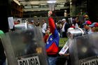 Podvod a krok k diktatuře. Venezuelská opozice protestuje proti volbám, USA ale ropu neodmítnou