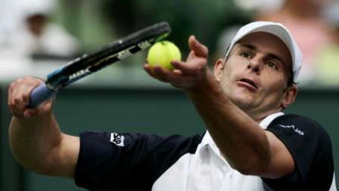 Americký tenista Andy Roddick podává na turnaji v Miami.