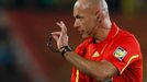 Rozehrajeme na píšťalku, signalizuje Howard Webb