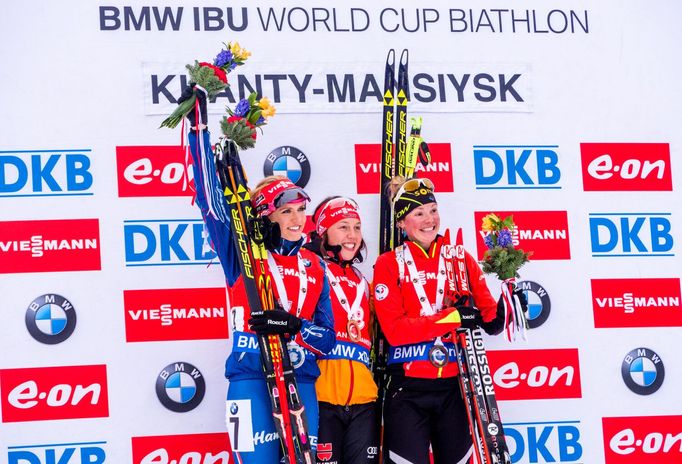 SP v biatlonu Chanty 2015: Gabriela Soukalová, Laura Dahlmeierová, Marie Dorinová-Habertová