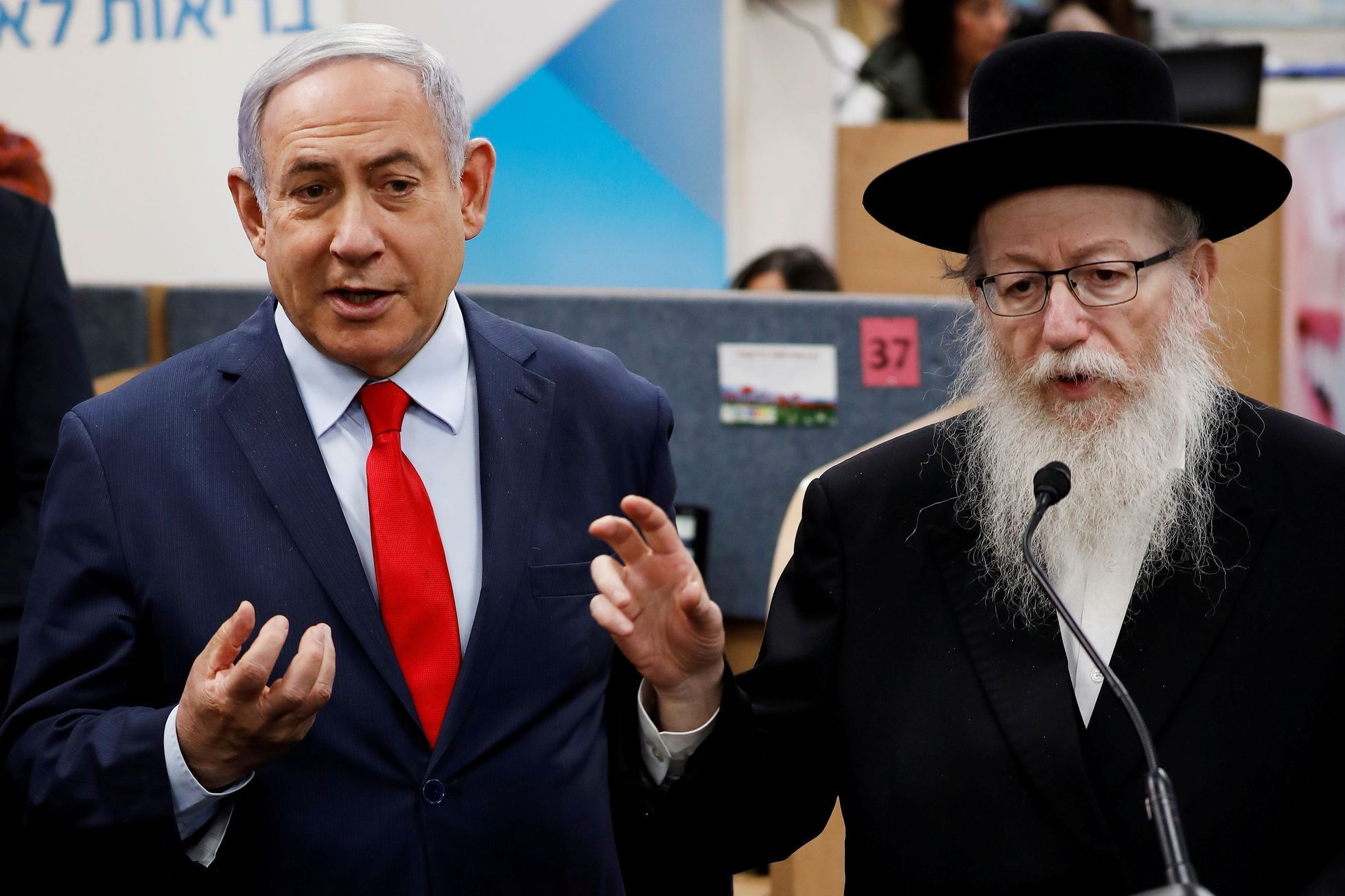 Benjamin Netanjahu a izraelský ministr zdravotnictví Jaakov Licman.