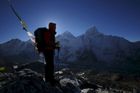 Na vrchol Mount Everestu za každou cenu. Honba za penězi ohrožuje životy horolezců i Šerpů v Nepálu