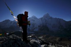 Na vrchol Mount Everestu za každou cenu. Honba za penězi ohrožuje životy horolezců i Šerpů v Nepálu