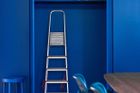 Dětské pokoje jsou jako praktické cely a architekti v nich využili každý centimetr. Vstupuje se do nich skrz modrou skříň, kterou autoři popisují jako bránu do pohádkové Narnie.