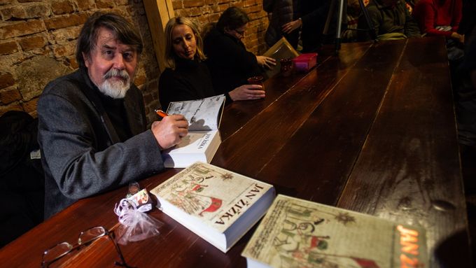Historik Petr Čornej v Táboře podepisuje svou knihu o Janu Žižkovi, kterou vydalo nakladatelství Paseka.