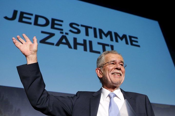 Volby v Rakousku. Kandidát Alexander Van der Bellen a heslo "Každý hlas se počítá"