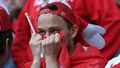 Zdrcení dánští fanoušci sledují boj o život Christiana Eriksena v zápase Dánsko - Finsko na ME 2020