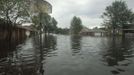 A basketball backboard stands above water on a street flooded by Hurricane Isaac in La Place, Louisiana August 30, 2012. REUTERS/Lee Celano (UNITED STATES - Tags: ENVIRONMENT DISASTER) Published: Srp. 30, 2012, 6:59 odp.