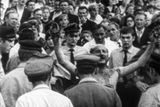 Ryszard Siwiec ovšem i po uhašení promlouval polonahý k přihlížejícímu davu. Znám je pouze obsah jediné věty zaznamenané v hlášení Státní bezpečnosti: "Je to výraz protestu proti porušování zákonnosti a svobody." Ryszard Siwiec zemřel 12. září 1968.
