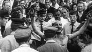 Ryszard Siwiec ovšem i po uhašení promlouval polonahý k přihlížejícímu davu. Znám je pouze obsah jediné věty zaznamenané v hlášení Státní bezpečnosti: "Je to výraz protestu proti porušování zákonnosti a svobody." Ryszard Siwiec zemřel 12. září 1968.