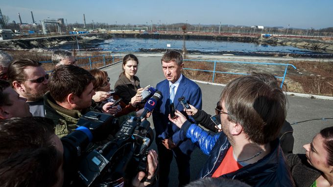 Andrej Babiš při návštěvě ropných lagun.
