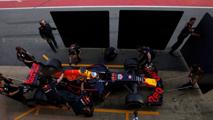 Tým Red Bull skrývá monopost Daniel Riccarda před zraky konkurence.