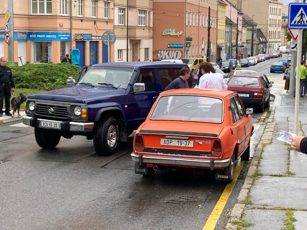 Auta ze seriálu Devadesátky, foto z placu