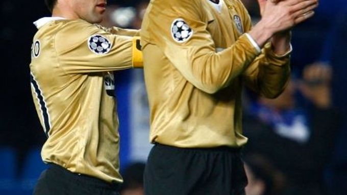 Pavel Nedvěd a Alessandro Del Piero se loučí s fanoušky Juventuu po porážce na Stamford Bridge od Chelsea.
