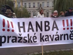 Několik desítek lidí se sešlo na podporu prezidenta Miloše Zemana.