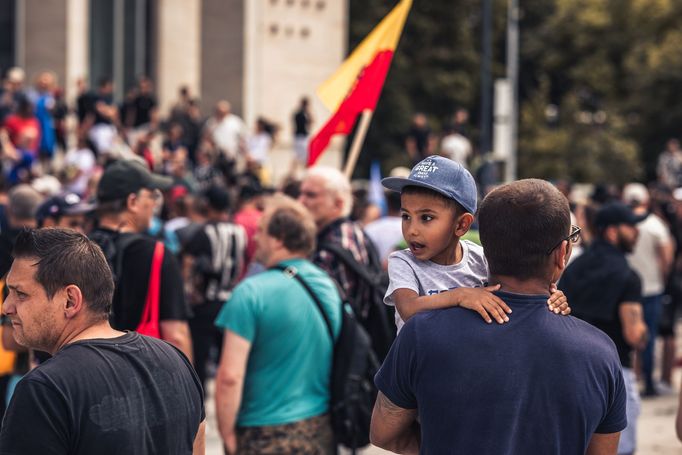 Asi tisíc lidí přišlo 17.6. odpoledne  na prostranství před Janáčkovým divadlem v Brně, kde zavzpomínali na mrtvého Roma.