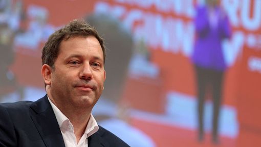 Spolkový ministr financí Lars Klingbeil v neděli uvedl, že pokud selže vyjednávání, Německo je připraveno přijmout vůči nově ohlášeným clům na dovoz do USA protiopatření.
