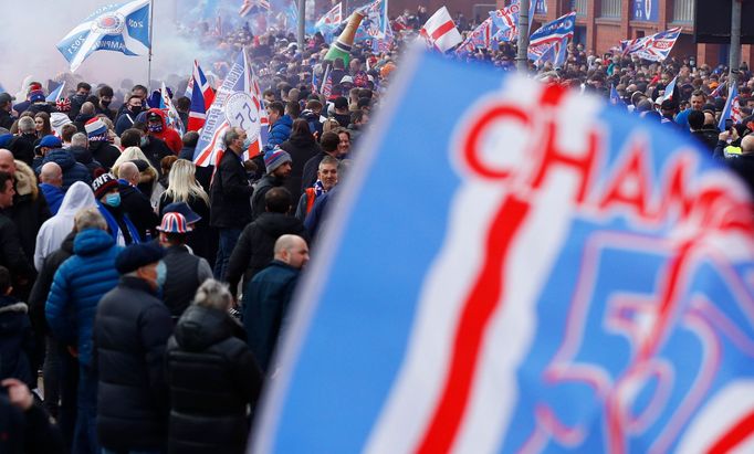 Fanoušci Glasgow Rangers slaví zisk 55. titulu ve skotské lize.