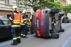 Řidič v Praze naboural čtyři zaparkovaná auta, svoje BMW převrátil na bok. Z místa utekl