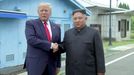 Trump a Kim se setkali v demilitarizovaném pásmu