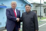 Trump se v neděli potřetí sešel s lídrem KLDR Kim Čong-unem.