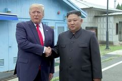 "Je to velký den pro svět." Trump potřetí jednal s Kimem a vkročil na území KLDR