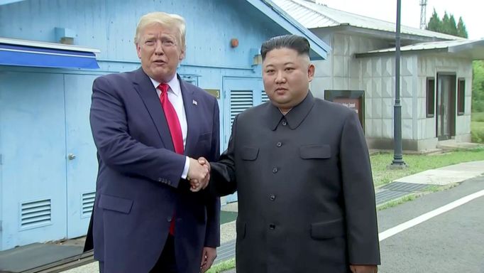 Trump a Kim se setkali v demilitarizovaném pásmu