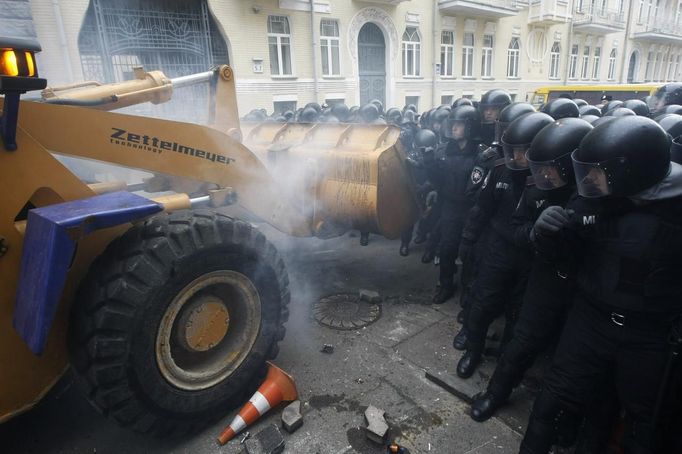 Demonstranti použili traktor, aby se v Kyjevě dostali k sídlu prezidenta