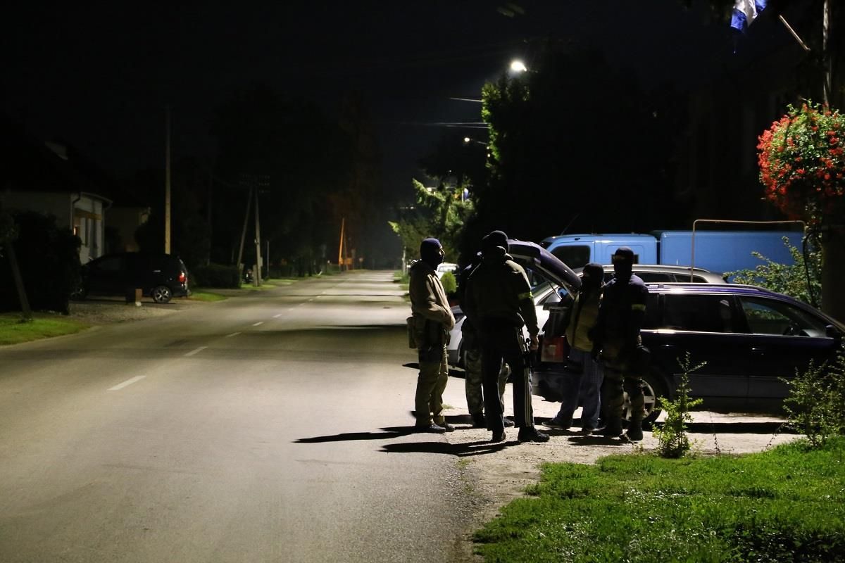 Fotografie z razie, při které slovenská policie zadržela osm lidí podezřelých z vraždy novináře Jána Kuciaka a jeho snoubenky Martiny Kušnírové.