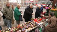 Před hřbitovní branou lidé nakoupili věnce či květiny. Stánkaři si svou příležitost nenechali ujít.