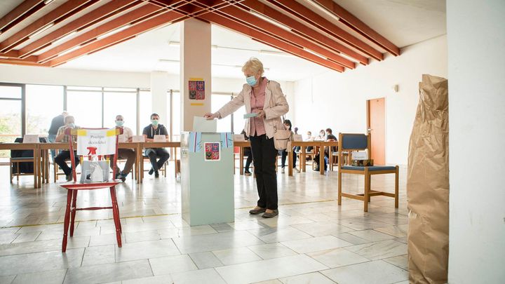 Češi v druhém kole voleb vybírají nové senátory. Zájem o hlasování je nízký