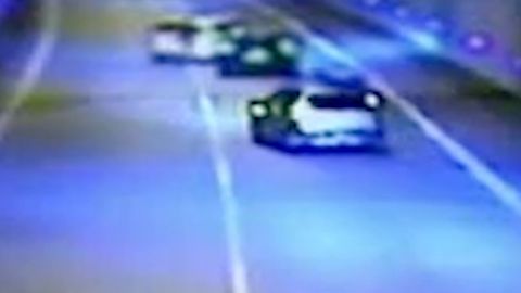 VIDEO: Řidič zablokoval dopravu v dálničním tunelu a naháněl strach lidem v jiném autě