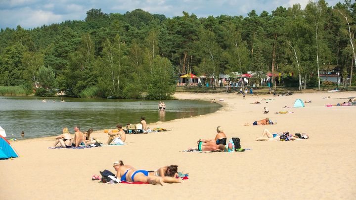 Pivo a pohoda, výtržníci a sinice. "Mácháč" se mění, válení na pláži nahradila kola