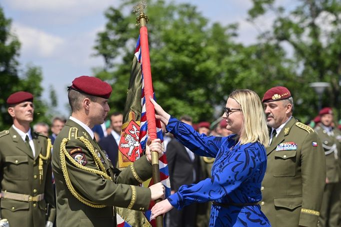 Aleš Opata předává Karlu Řehkovi velení české armády 30. června 2022.