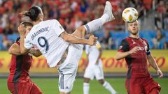 Zlatan Ibrahimovic z LA Galaxy dává Torontu gól kopem karate