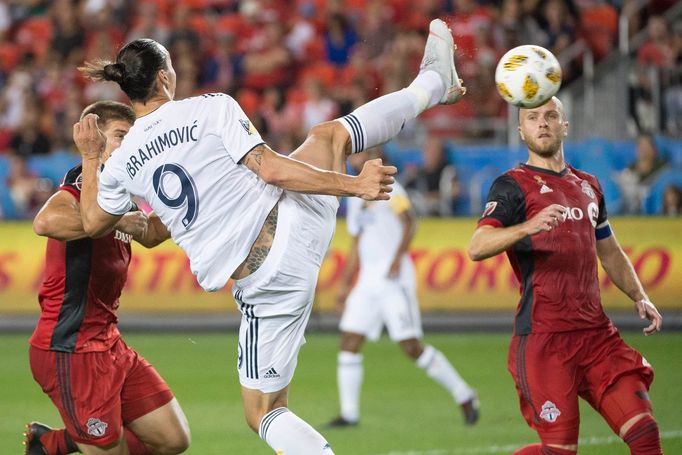 Zlatan Ibrahimovic z LA Galaxy dává Torontu gól kopem karate