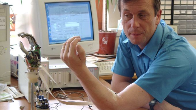Profesor Kevin Warwick se proslavil experimenty s kybernetickými implantáty napojenými na svou nervovou soustavu. První uskutečnil už před dvaceti lety.