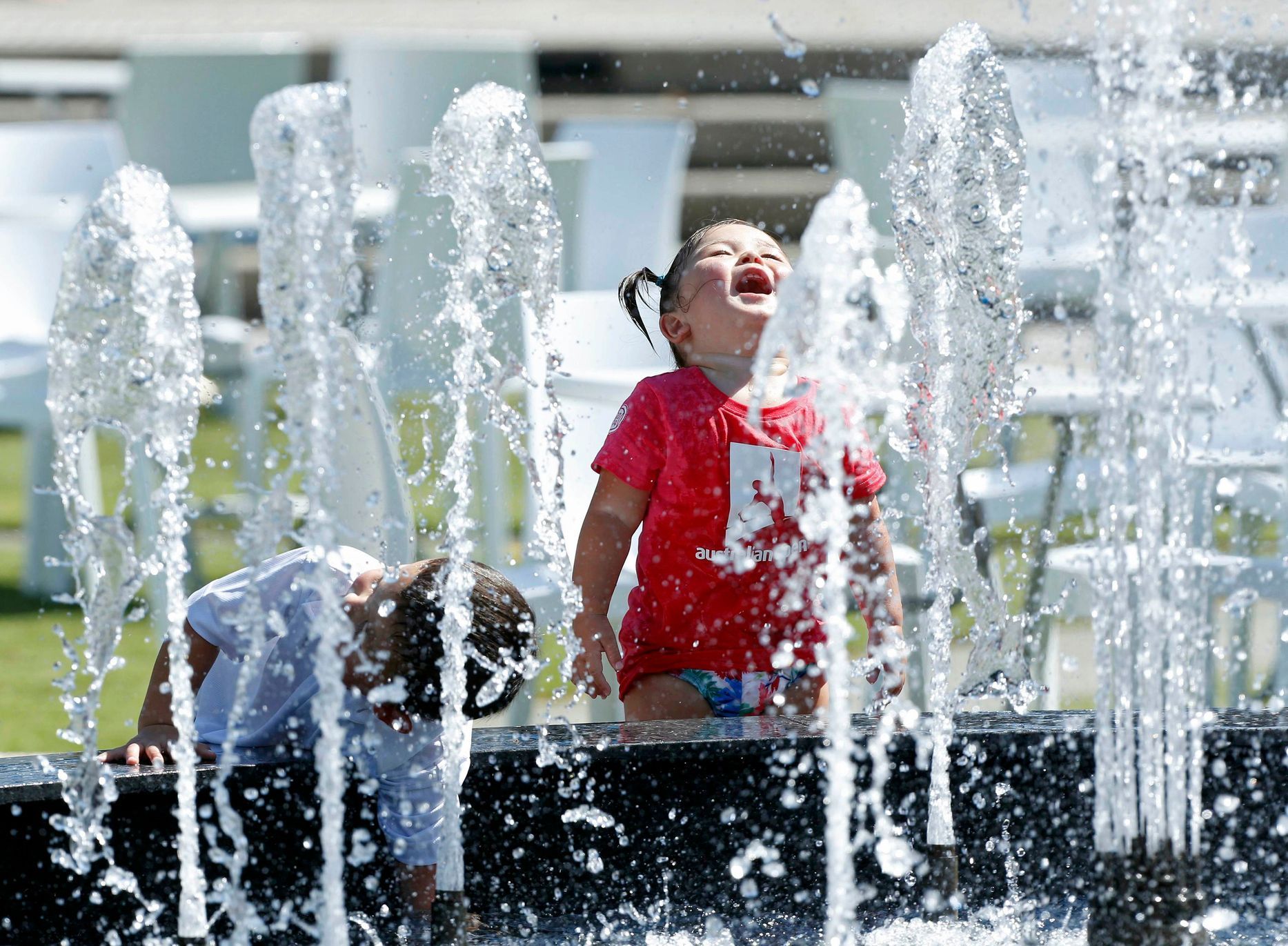 Děti se chladí ve fontáně na Australian Open 2014