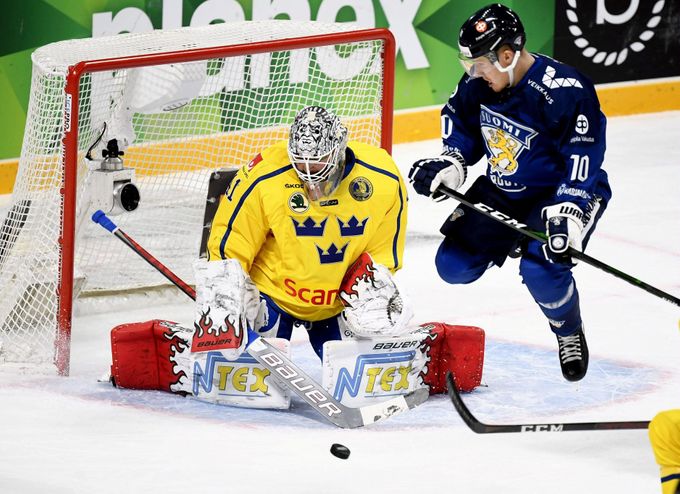 Niklas Rubin ve švédské brance při utkání proti Finsku na Karjala Cupu