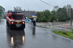 V neděli dorazí silné bouřky s přívalovým deštěm a krupobitím. Hrozí lokální záplavy