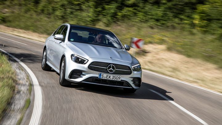 Mercedes třídy E ví, že všetci kradnú. Naučil se česky a dokáže nafilmovat zloděje