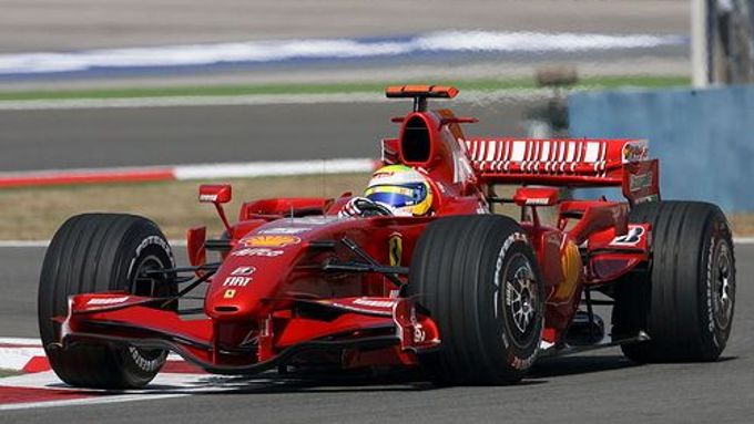 Felippe Massa s Ferrari na trati v Istanbulu.